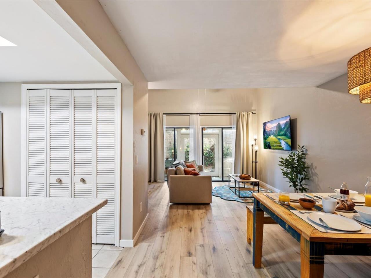 Artist'S Tower Townhome Just Renovated W Loft 盖恩斯维尔 外观 照片