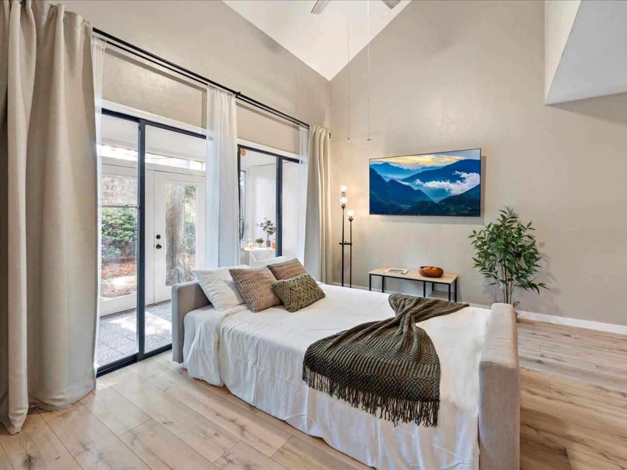 Artist'S Tower Townhome Just Renovated W Loft 盖恩斯维尔 外观 照片